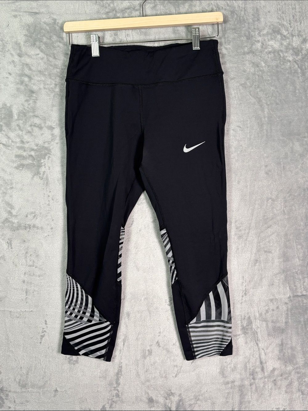 Nike Black White Cropped Athletic Leggings Pocket Women Size Medium